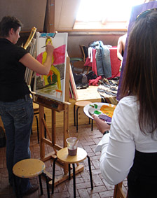 Workshop naaktmodel in de uiterwaarden van de Rijn schilderen naar naaktmodel, een aantal deelnemers zijn druk bezig goed naar het model te kijken en dit om te zetten naar een doek met acryl verf het doek vordert al